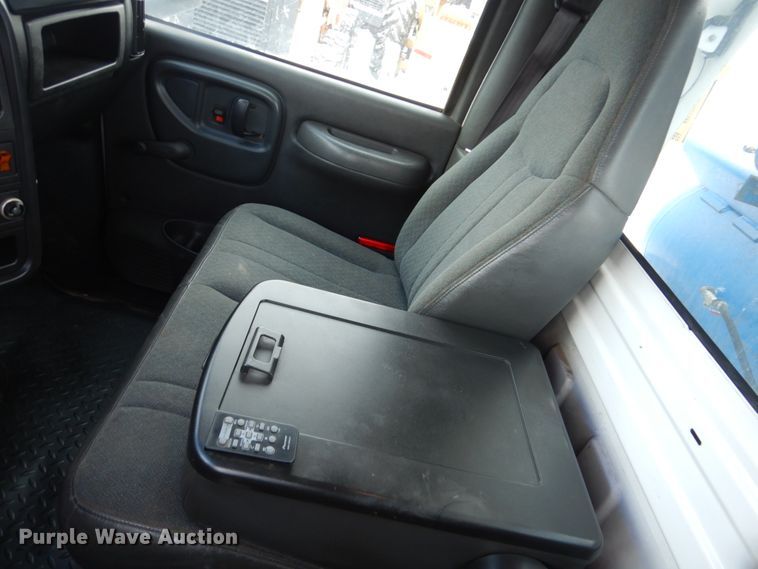 image for item FU9196 2003 GMC C4500 service truck with crane