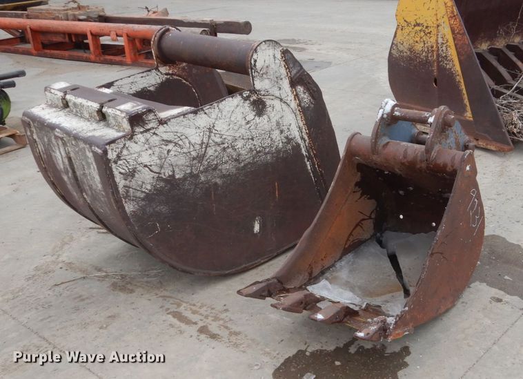 image for item FU9231 (2) excavator buckets