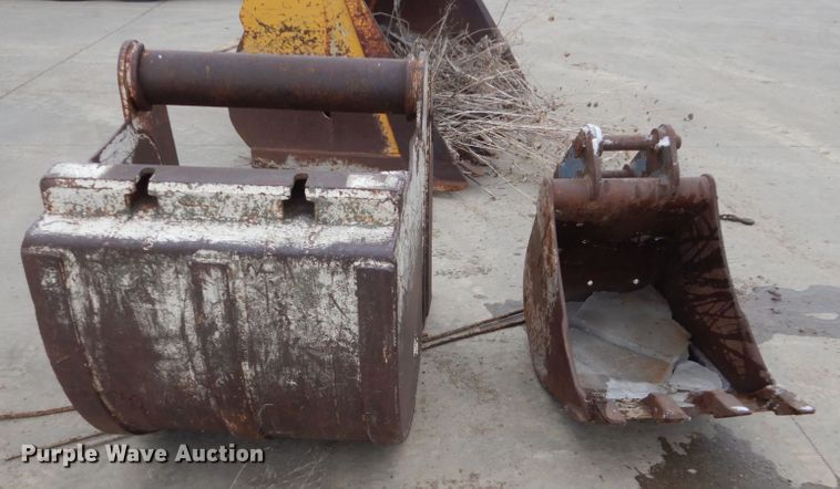 image for item FU9231 (2) excavator buckets