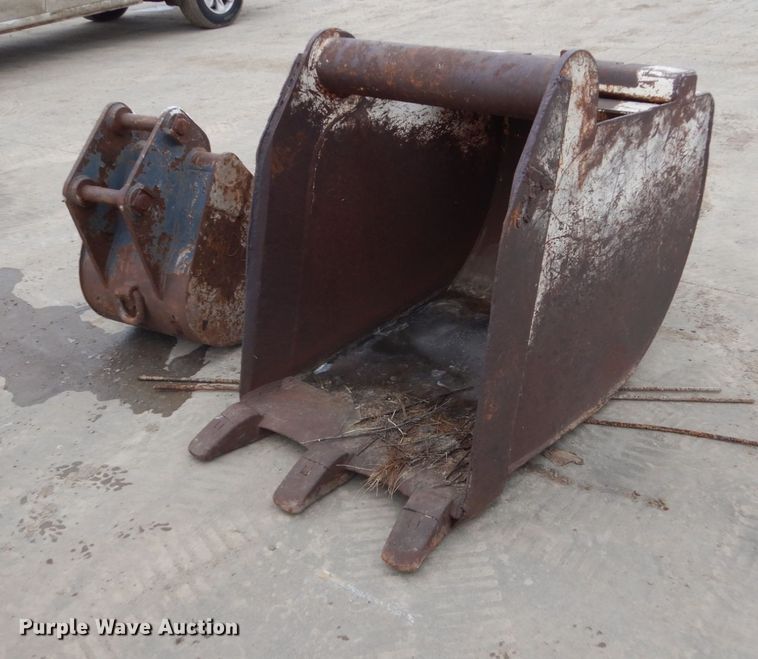 image for item FU9231 (2) excavator buckets