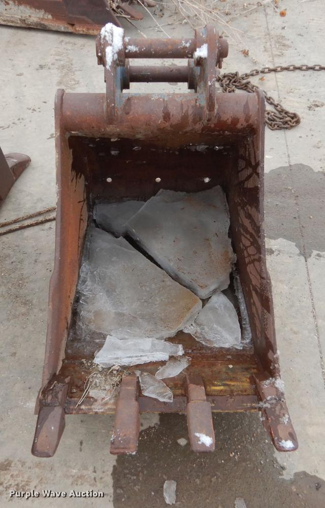 image for item FU9231 (2) excavator buckets