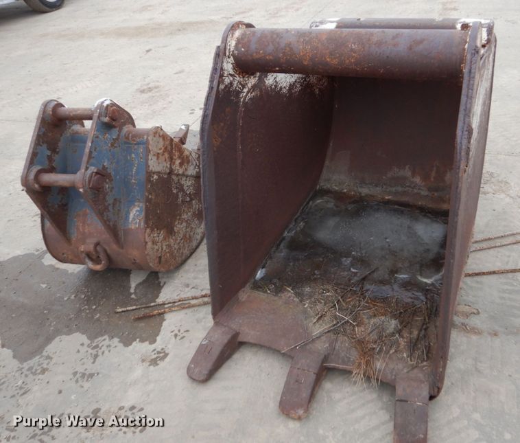 image for item FU9231 (2) excavator buckets