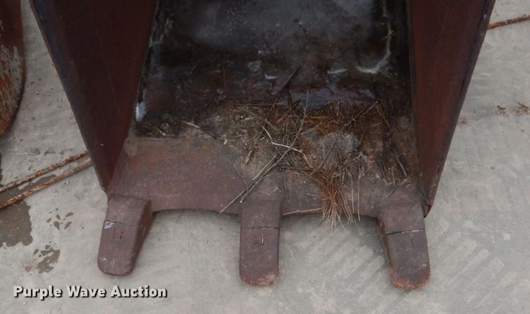 image for item FU9231 (2) excavator buckets