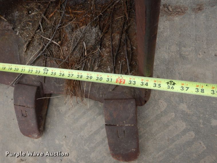 image for item FU9231 (2) excavator buckets