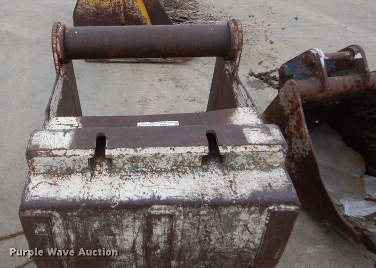 image for item FU9231 (2) excavator buckets