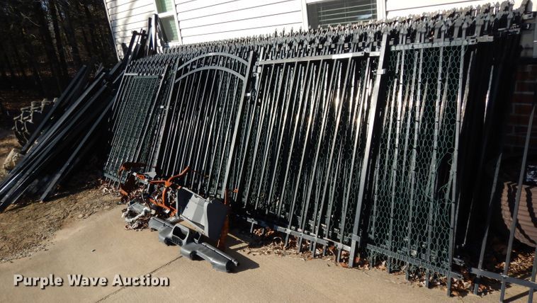 image for item FU9762 Approximately 375 linear feet of fence panels