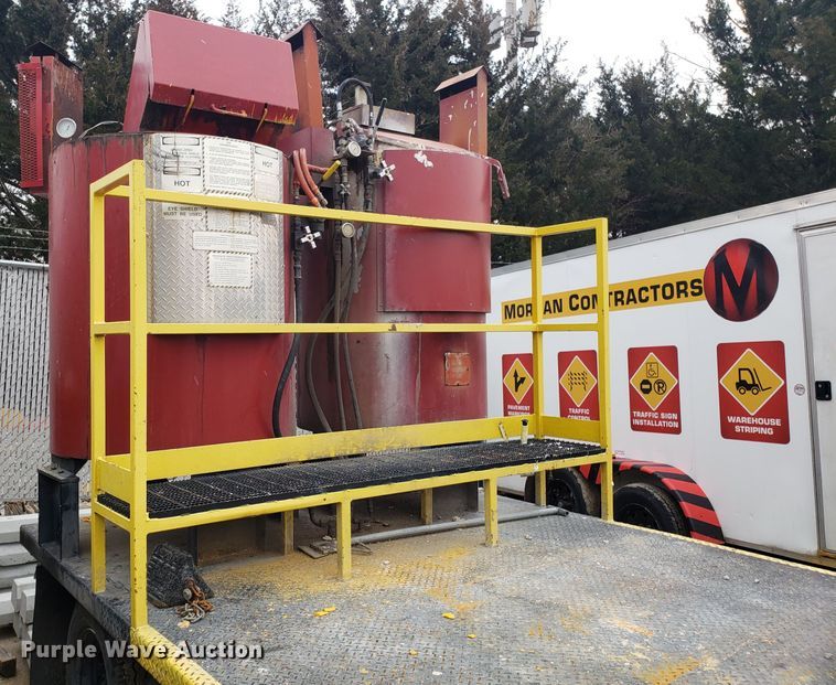 image for item GA9454 1995 shop built paint melt kettle trailer