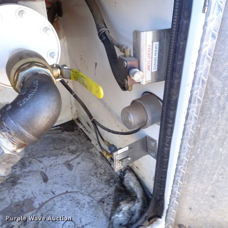 image for item GC9164 2007 Peterbilt 378 fuel truck