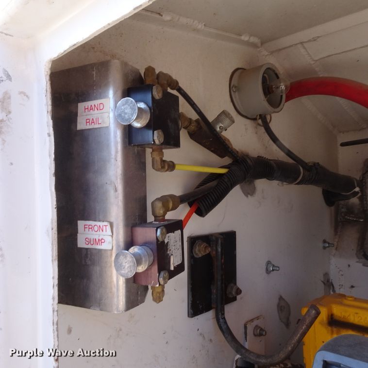 image for item GC9164 2007 Peterbilt 378 fuel truck