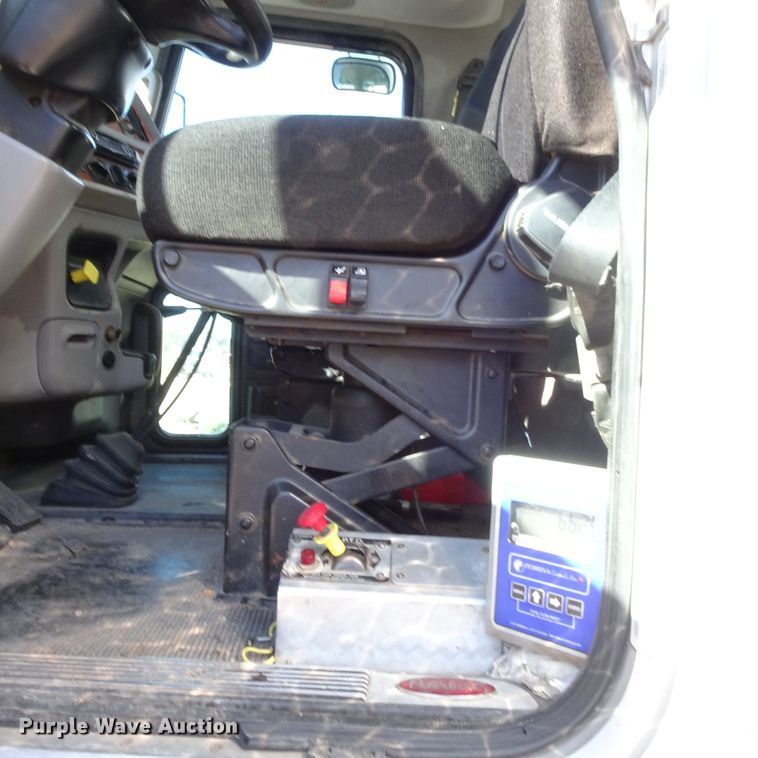 image for item GC9164 2007 Peterbilt 378 fuel truck