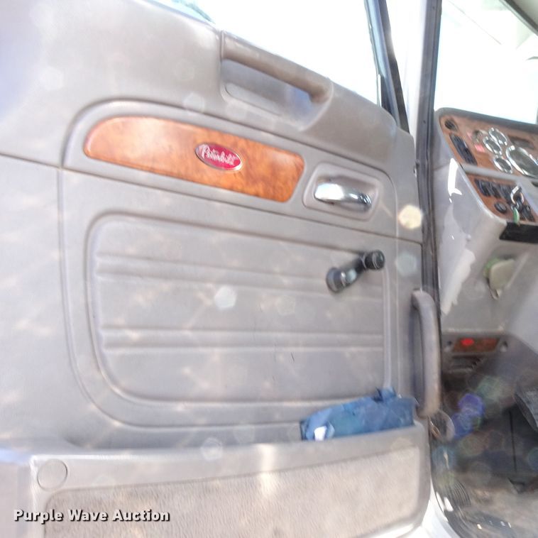 image for item GC9164 2007 Peterbilt 378 fuel truck