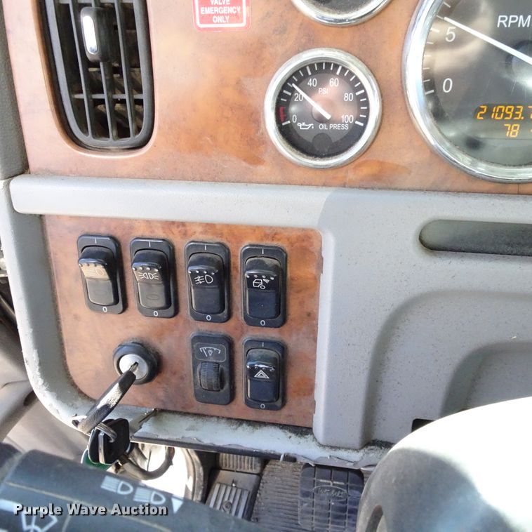 image for item GC9164 2007 Peterbilt 378 fuel truck