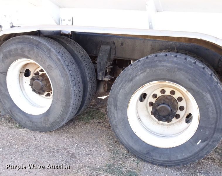 image for item GC9164 2007 Peterbilt 378 fuel truck