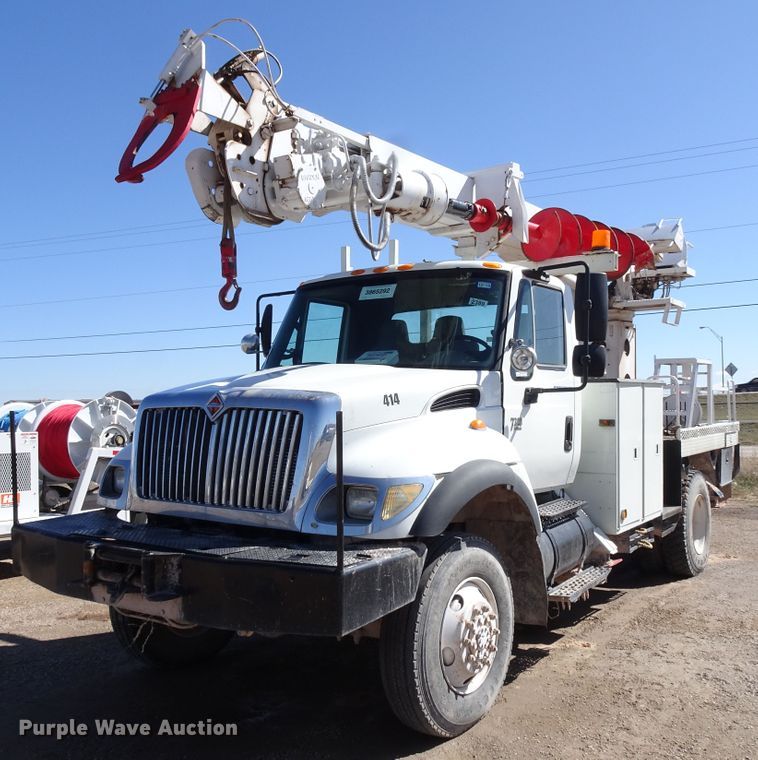 image for item GC9178 2006 International 7300 digger derrick truck