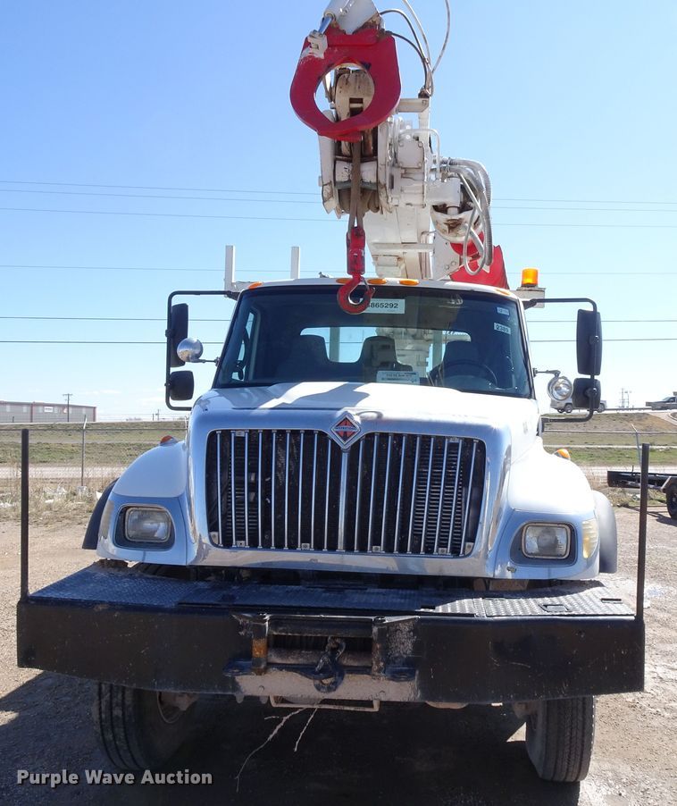 image for item GC9178 2006 International 7300 digger derrick truck