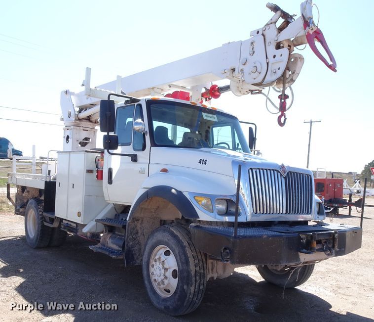 image for item GC9178 2006 International 7300 digger derrick truck