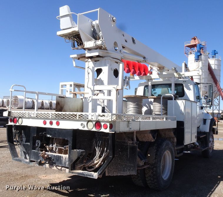 image for item GC9178 2006 International 7300 digger derrick truck