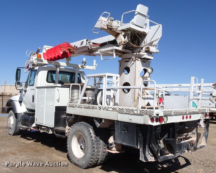 image for item GC9178 2006 International 7300 digger derrick truck