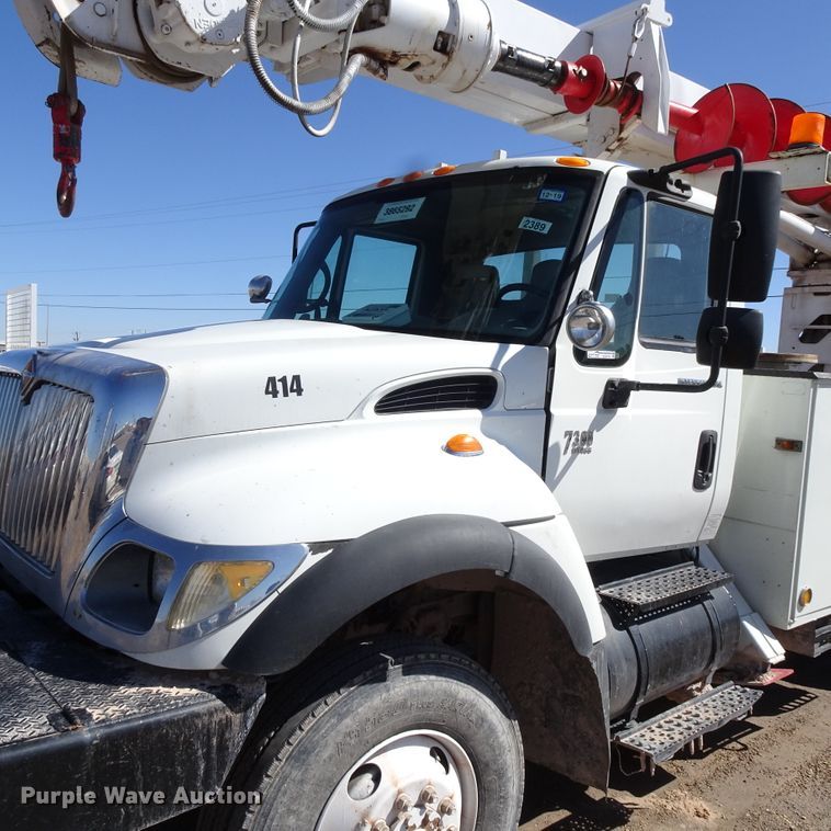 image for item GC9178 2006 International 7300 digger derrick truck