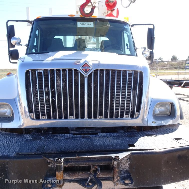 image for item GC9178 2006 International 7300 digger derrick truck