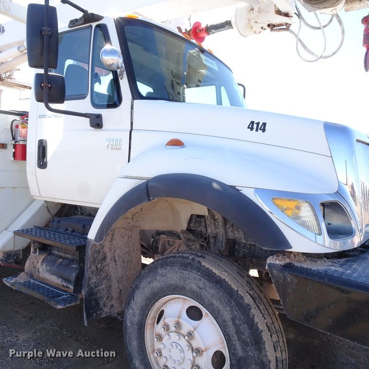 image for item GC9178 2006 International 7300 digger derrick truck