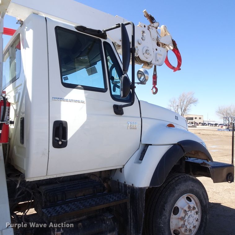 image for item GC9178 2006 International 7300 digger derrick truck
