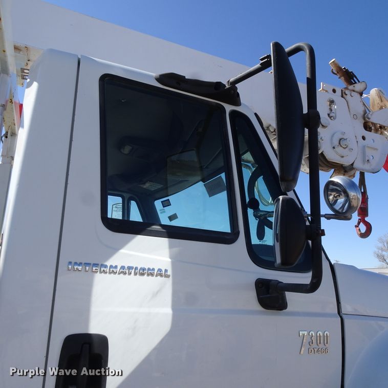 image for item GC9178 2006 International 7300 digger derrick truck