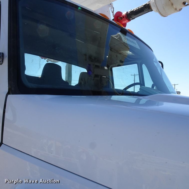 image for item GC9178 2006 International 7300 digger derrick truck