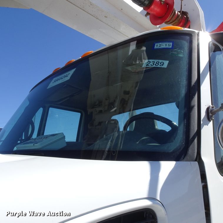 image for item GC9178 2006 International 7300 digger derrick truck