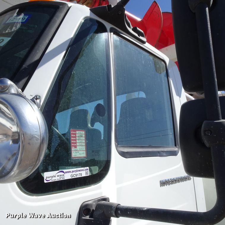 image for item GC9178 2006 International 7300 digger derrick truck