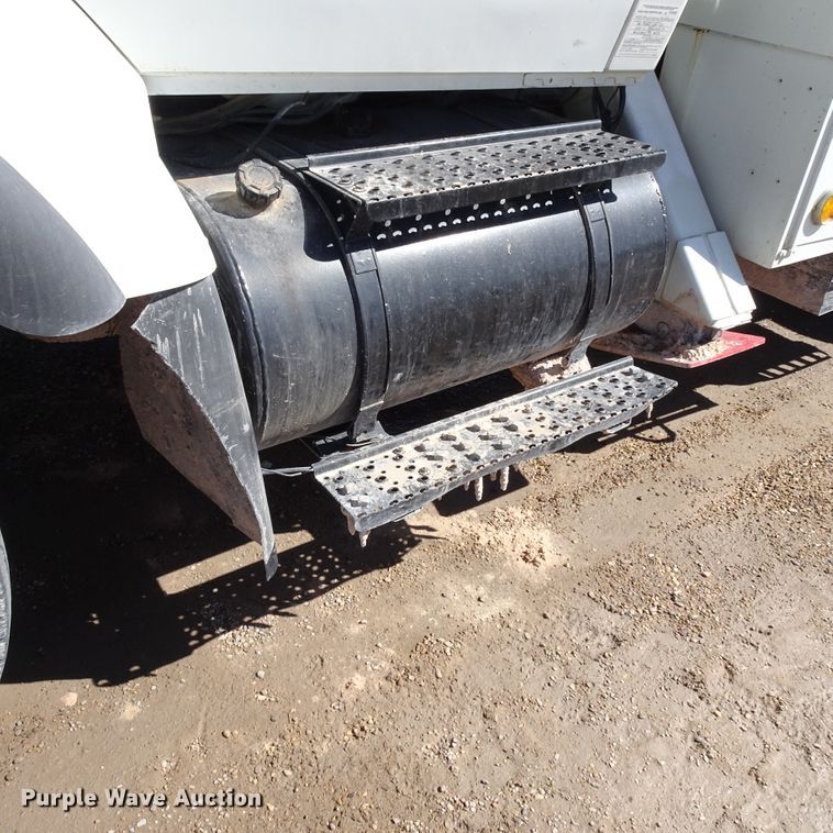 image for item GC9178 2006 International 7300 digger derrick truck