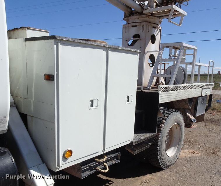 image for item GC9178 2006 International 7300 digger derrick truck