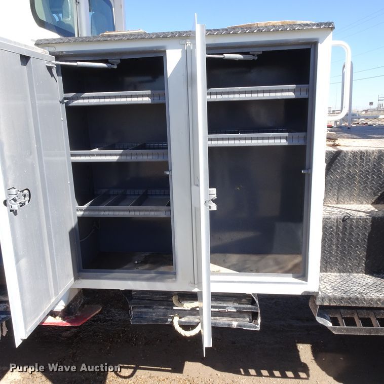 image for item GC9178 2006 International 7300 digger derrick truck