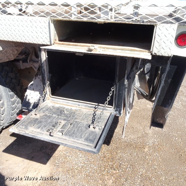 image for item GC9178 2006 International 7300 digger derrick truck