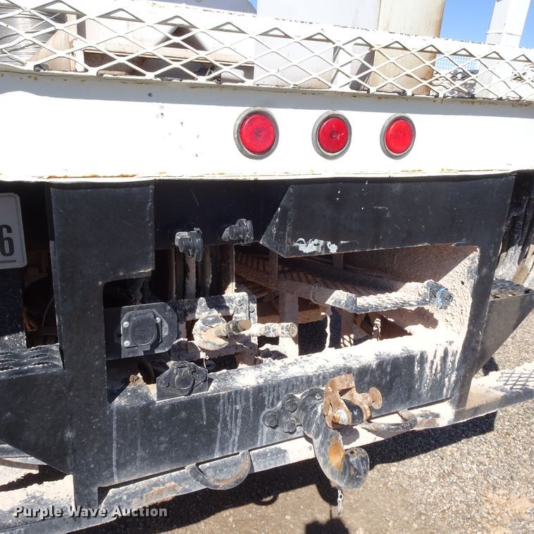 image for item GC9178 2006 International 7300 digger derrick truck