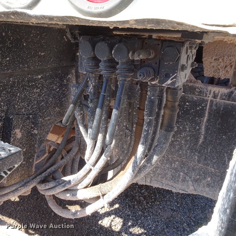 image for item GC9178 2006 International 7300 digger derrick truck