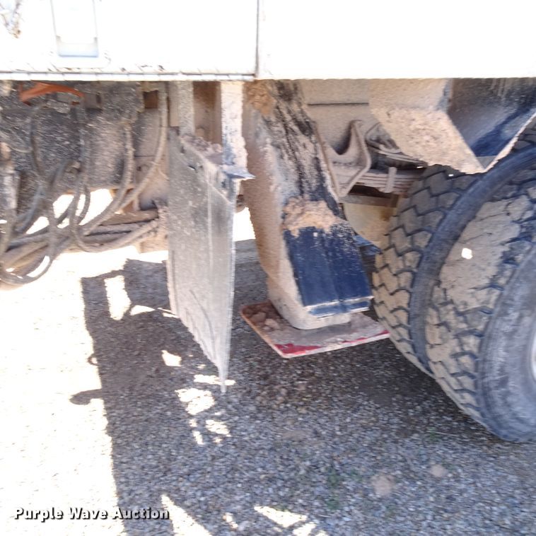 image for item GC9178 2006 International 7300 digger derrick truck