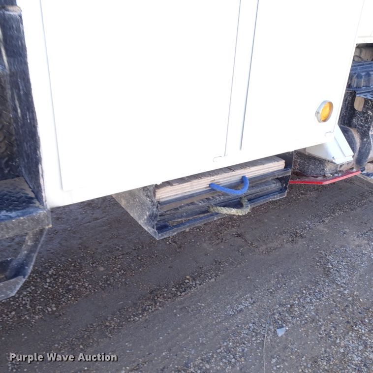 image for item GC9178 2006 International 7300 digger derrick truck