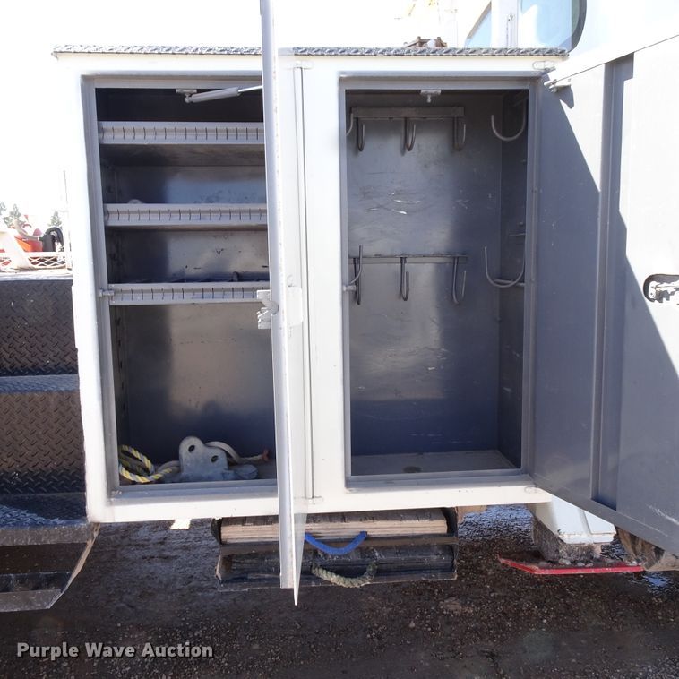 image for item GC9178 2006 International 7300 digger derrick truck