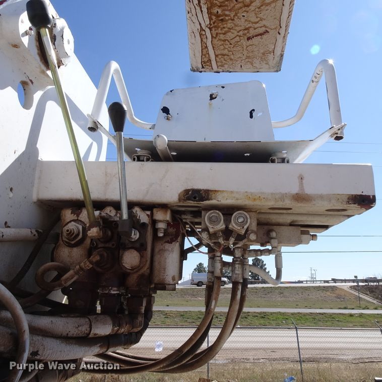 image for item GC9178 2006 International 7300 digger derrick truck