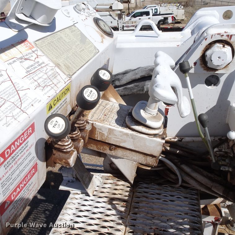 image for item GC9178 2006 International 7300 digger derrick truck