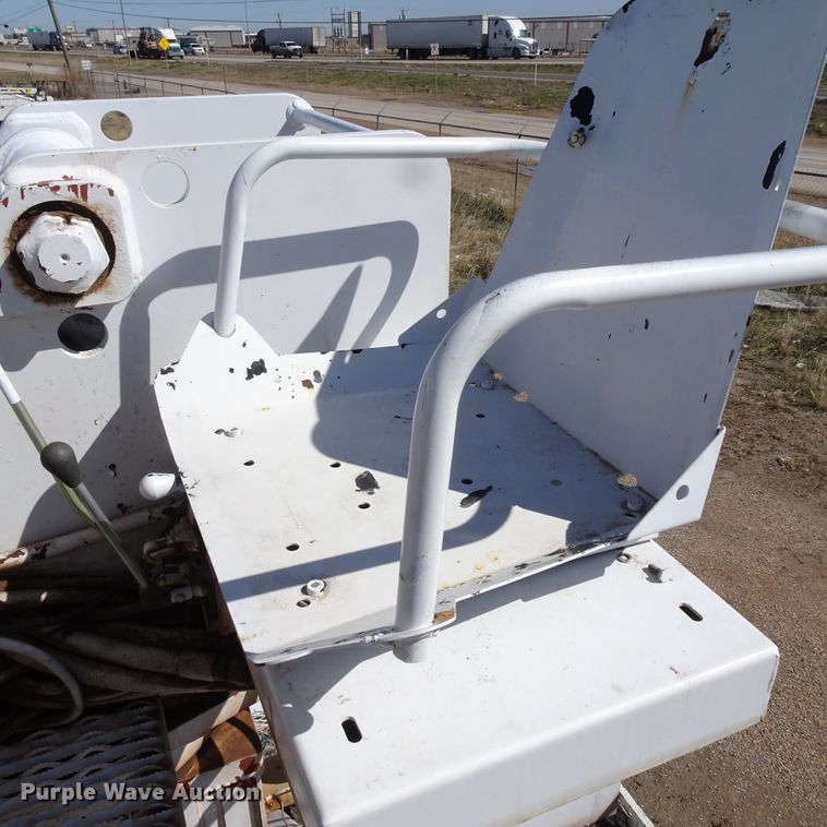 image for item GC9178 2006 International 7300 digger derrick truck