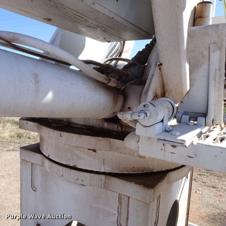 image for item GC9178 2006 International 7300 digger derrick truck