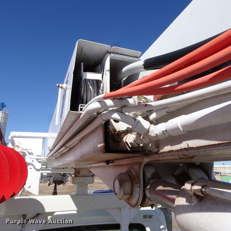 image for item GC9178 2006 International 7300 digger derrick truck