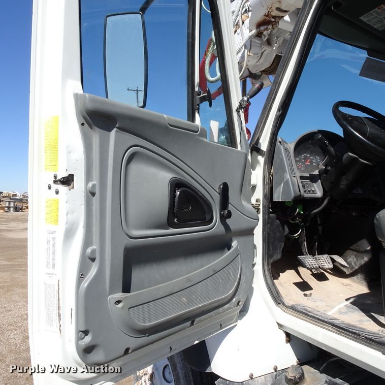 image for item GC9178 2006 International 7300 digger derrick truck