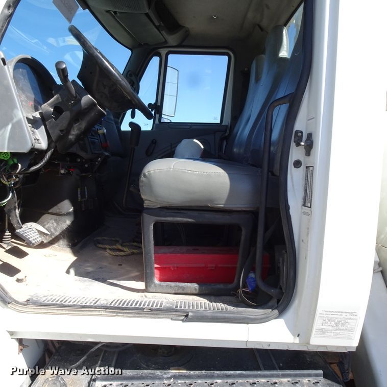 image for item GC9178 2006 International 7300 digger derrick truck