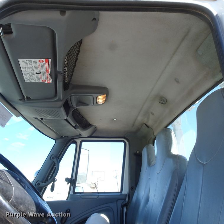 image for item GC9178 2006 International 7300 digger derrick truck