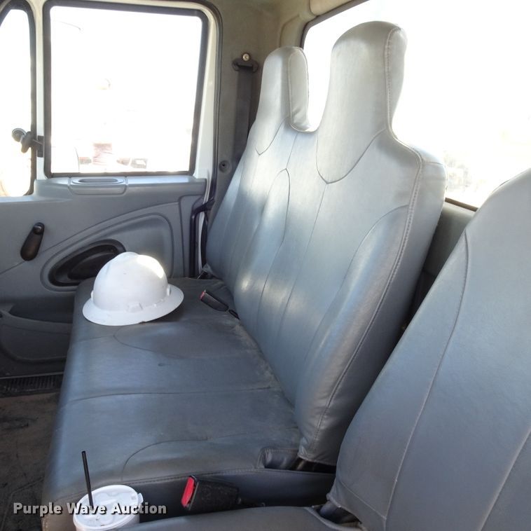 image for item GC9178 2006 International 7300 digger derrick truck