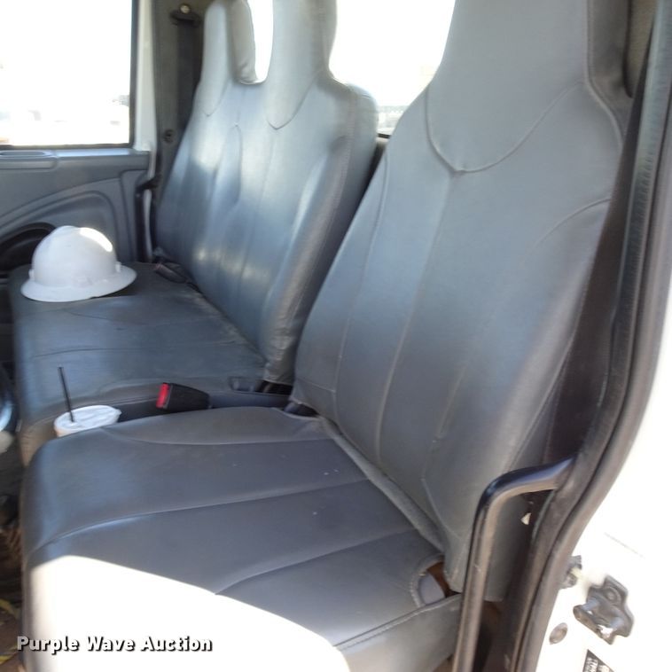 image for item GC9178 2006 International 7300 digger derrick truck