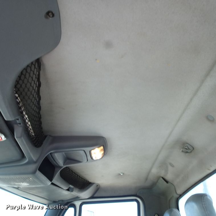 image for item GC9178 2006 International 7300 digger derrick truck